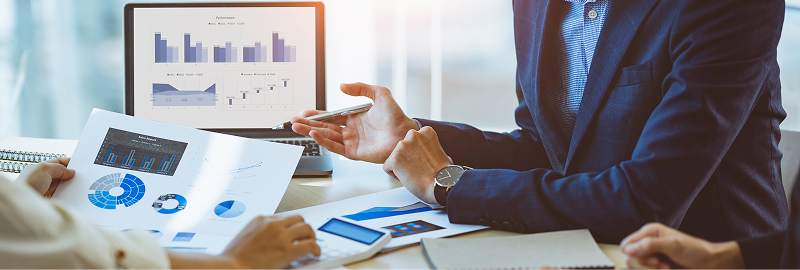 打合せする人の写真