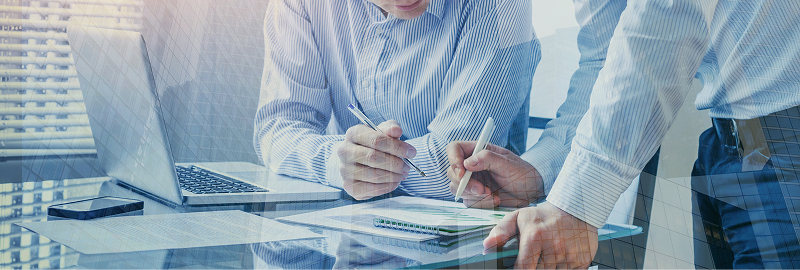 打合せする人の写真