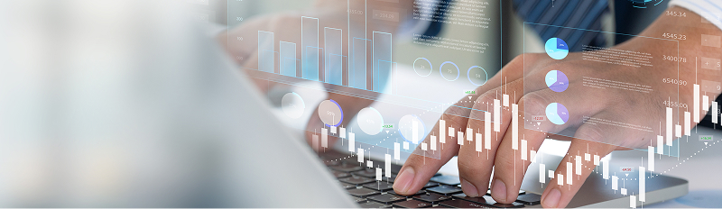 株式情報を確認する人の写真