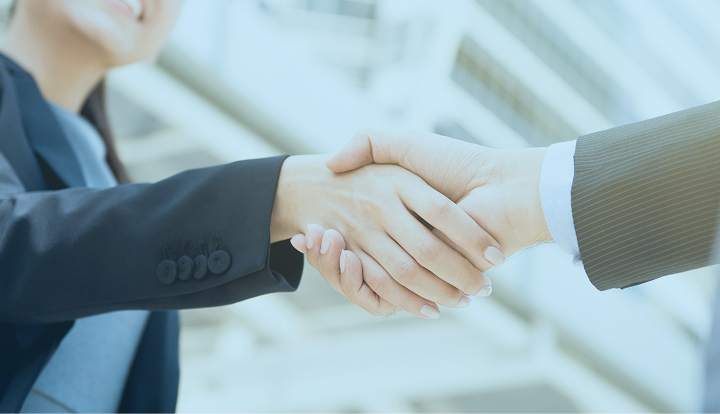 握手する人の写真